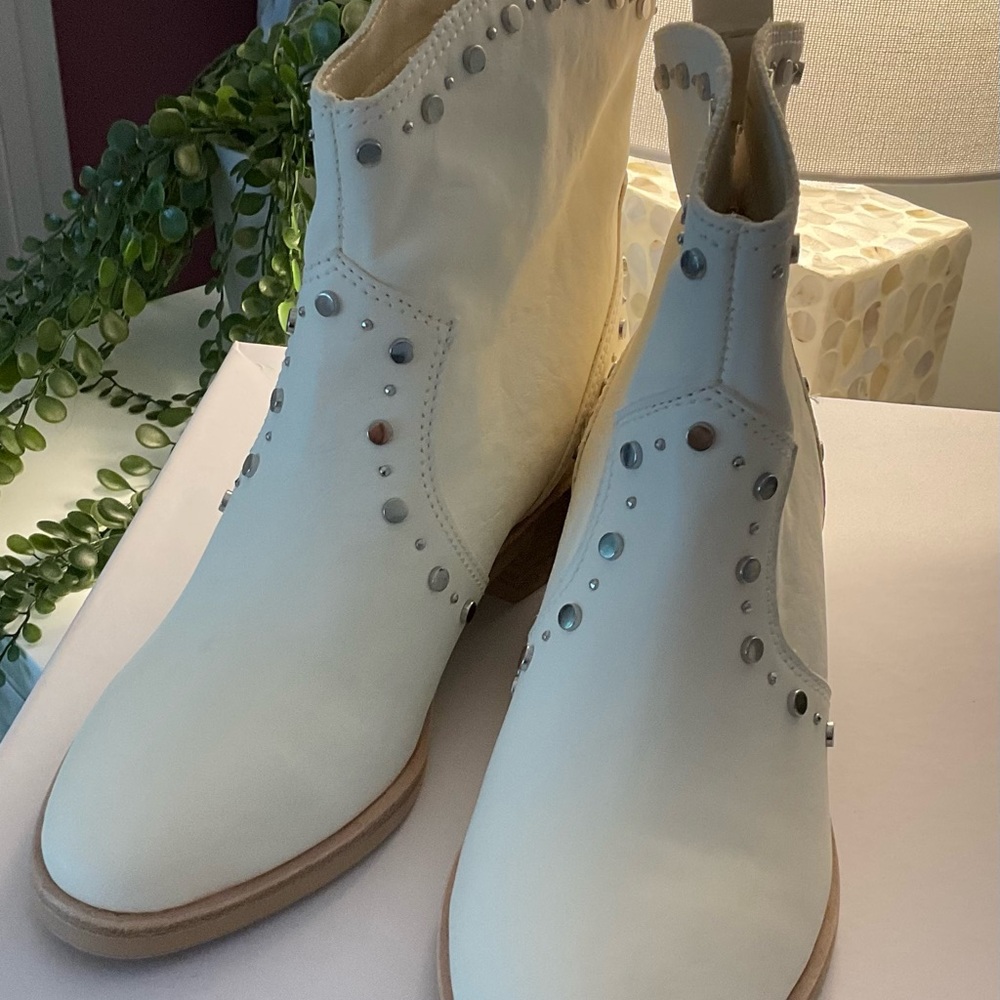 NWT’s DOLCE VITA SIZE 6 off white with silver studs are beauties! - Picture 8 of 9